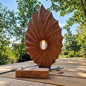 Filo di Luce, scultura in cedro del Libano con selenite illuminata e scatola di comando RadiAnima, fotografata nella natura.