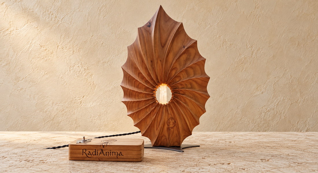 Scultura Filo di Luce illuminata con comando in legno firmato RadiAnima.