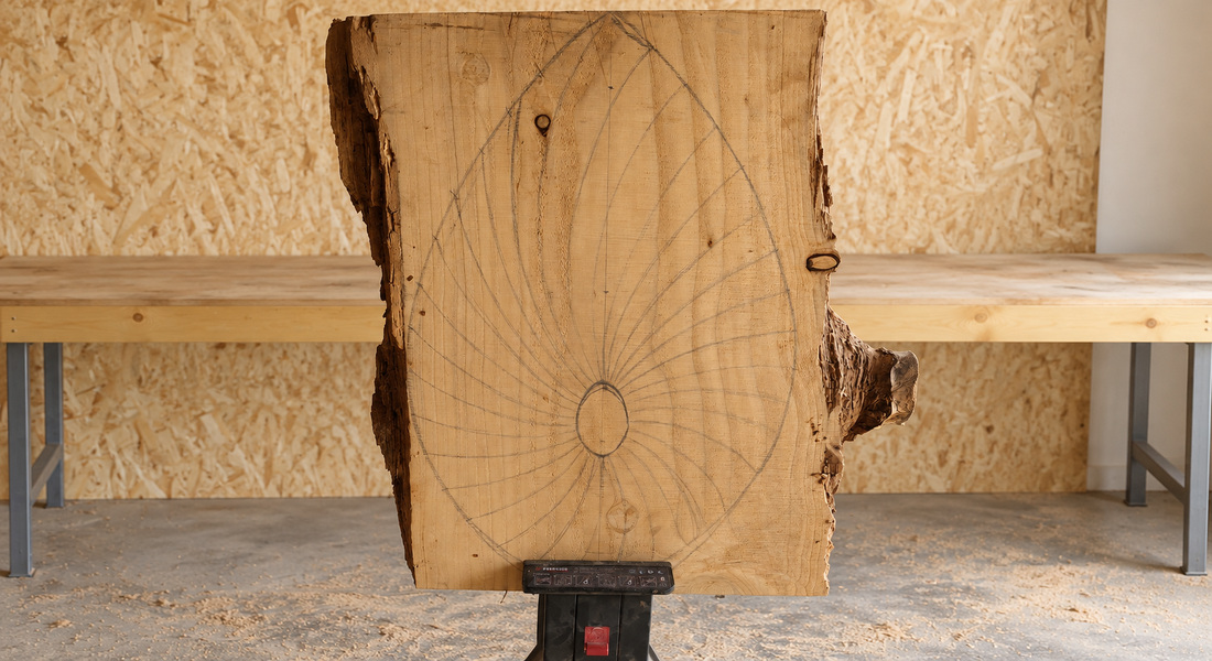 Tavola grezza di cedro con il disegno iniziale della scultura Filo di Luce.