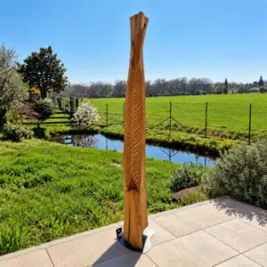Piuma d'Angelo, scultura artigianale in legno intagliato RadiAnima immersa nella natura
